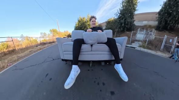 ソファが走っている