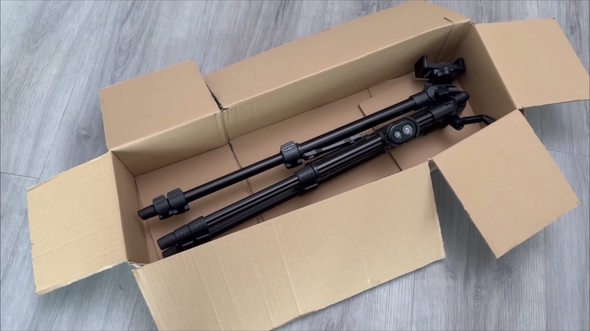 形を変えた段ボールに三脚を入れているところ