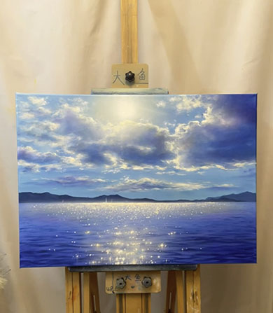 海から大地を描いた絵が映っている様子