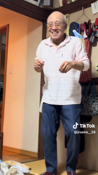 肩にとまって大爆笑