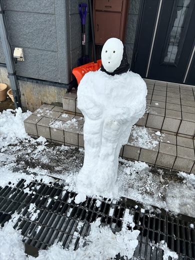 弱ってしまった雨穴の雪だるま