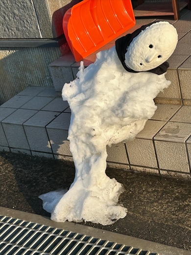 弱ってしまった雨穴の雪だるま