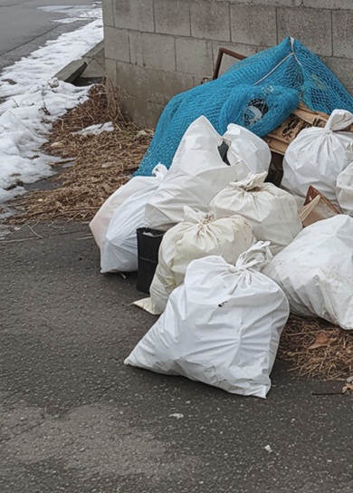 街角に設けられたごみ捨て場の画像