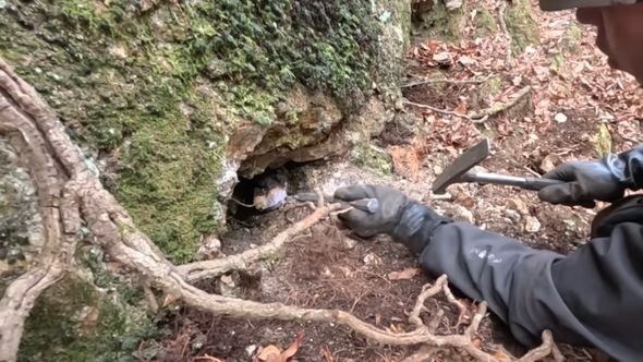 道具を使って採掘する様子