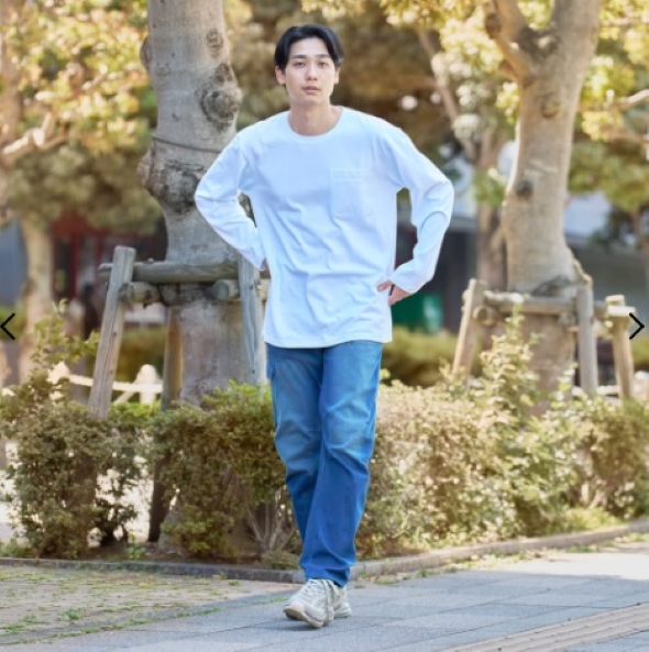 コットンTシャツを着た男性