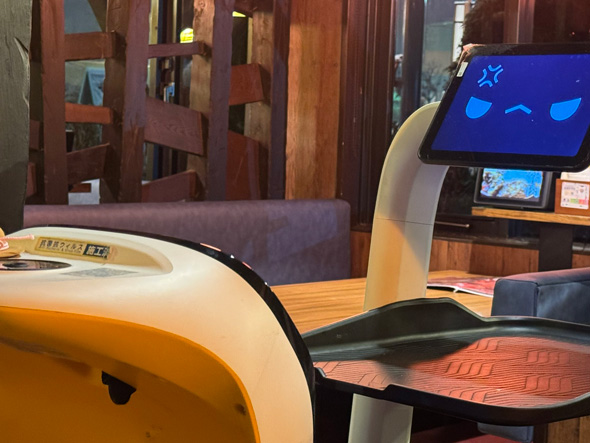 びっくりドンキー 配膳ロボ 譲り合わず キレる かわいい トラブル 困る 怒る 表情