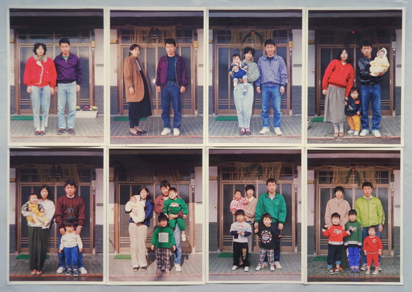 玄関前で撮影した家族写真