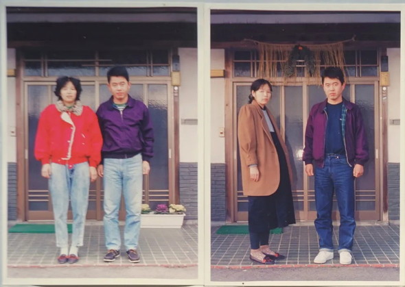 玄関前で撮影した家族写真