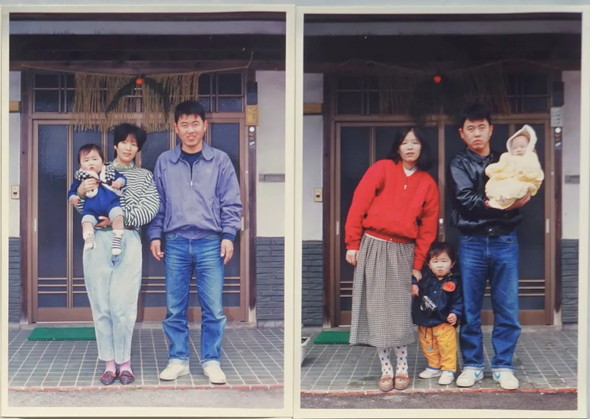 玄関前で撮影した家族写真