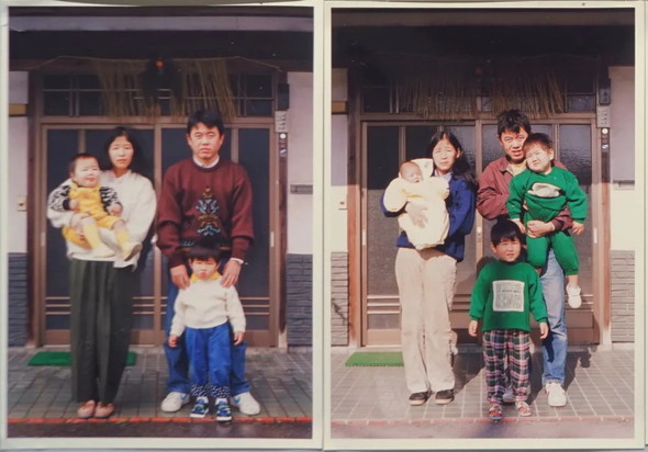 玄関前で撮影した家族写真