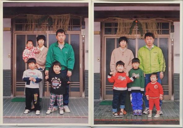 玄関前で撮影した家族写真