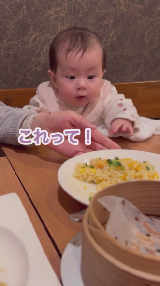 チャーハンに手を伸ばす