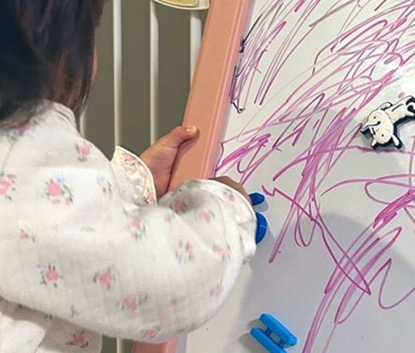 天才画伯、熱中すると片足上がる