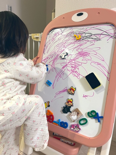 天才画伯、熱中すると片足上がる