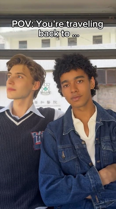 2人の青年が1980年代に戻ったら……