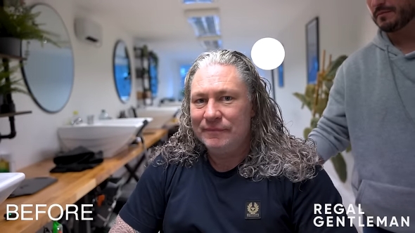 カールしたロングヘアの【ビフォー】