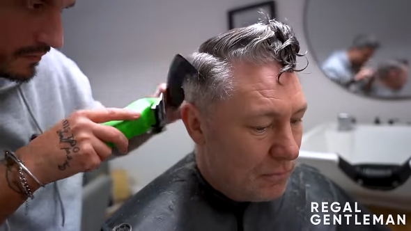 耳の上をバリカンでカット