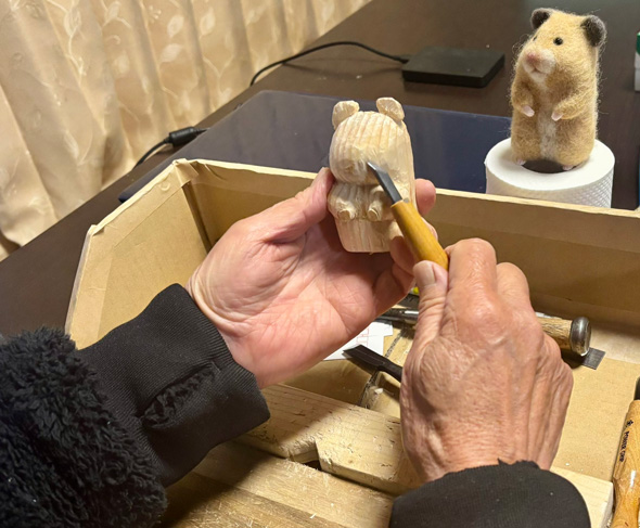 77歳 父 彫った 木彫り ハムスター 作品