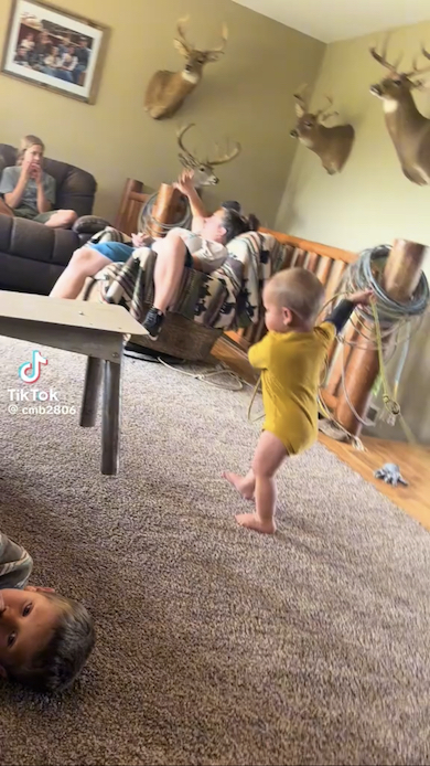 投げ縄を手に持っている赤ちゃん