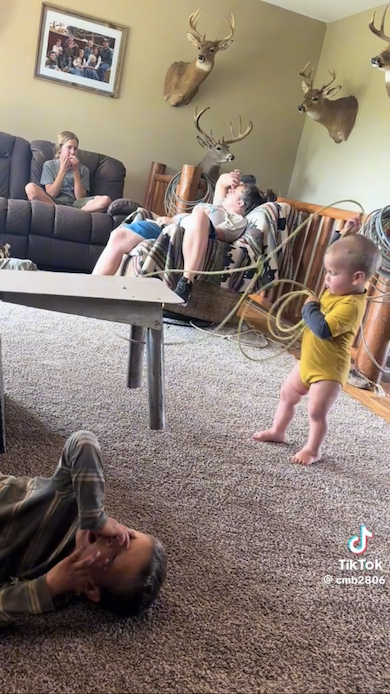 後ずさりする赤ちゃん