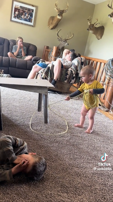 投げ縄を机に投げる赤ちゃん