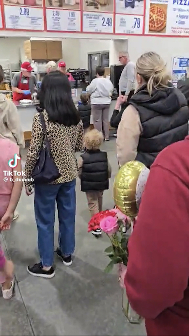 メガホンを持ってカウンターに向かう子どもたち