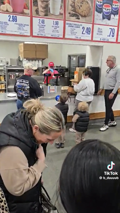 カウンターごしに歌う子どもたち