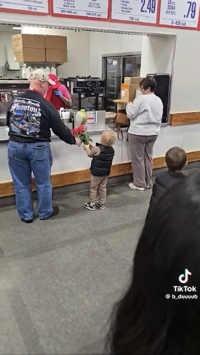 お花をあげる子どもと男性