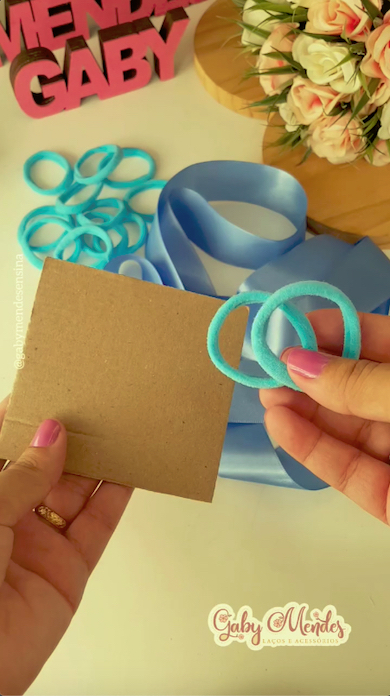 ダンボールとブルーのヘアゴム2本