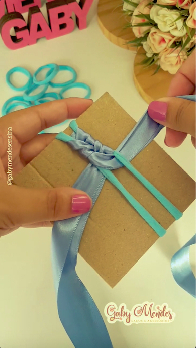 ゴムにブルーのリボンを通して編んでいる様子