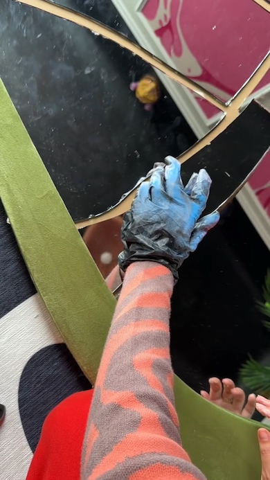 割れた鏡の断片をボードに接着