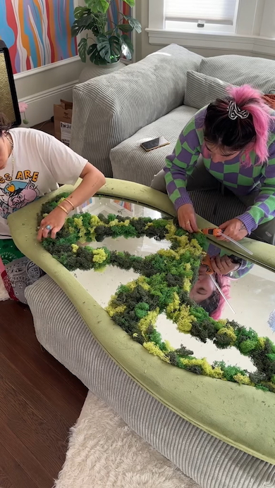 コケ状の緑の飾りを接着していく