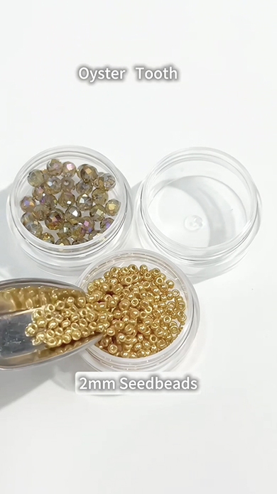 ゴールドビーズを規則正しくつなげていくと……