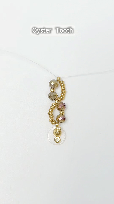 ゴールドビーズを規則正しくつなげていくと……