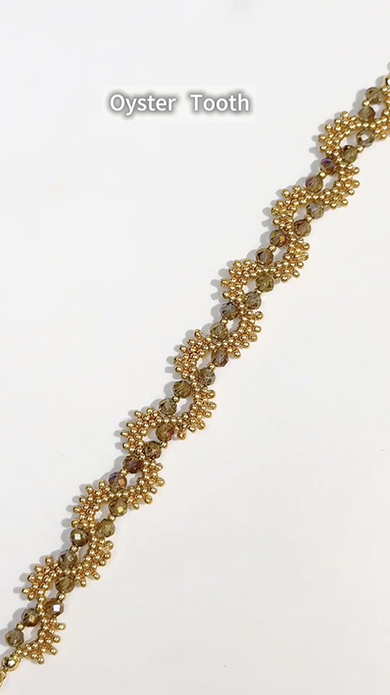 ゴールドビーズを規則正しくつなげていくと……