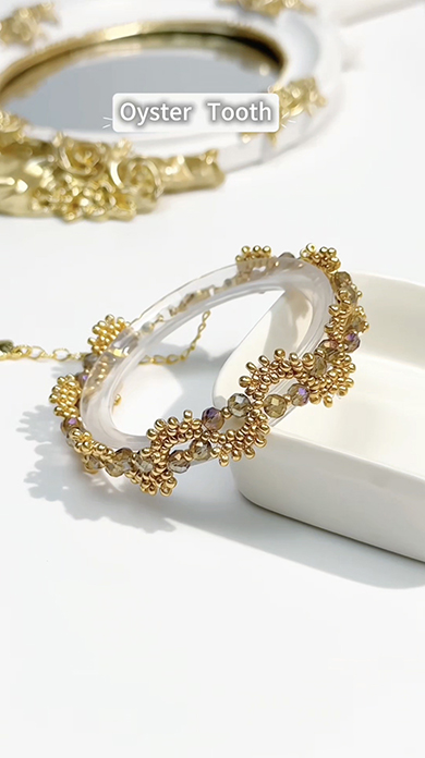 ゴールドビーズを規則正しくつなげていくと……