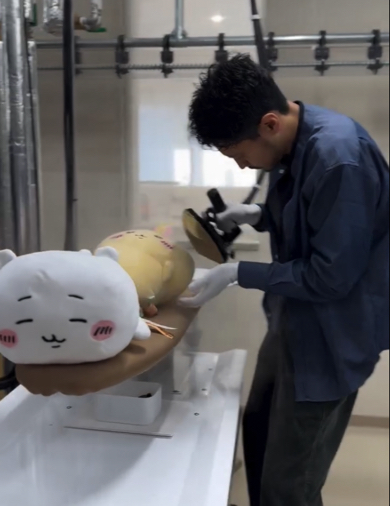 1体1体にていねいにスチームをあてています