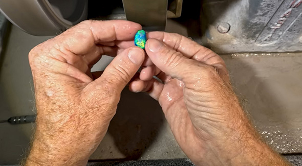 削ると色が鮮やかに