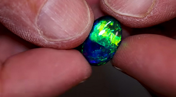 眩しいほど輝くオパール