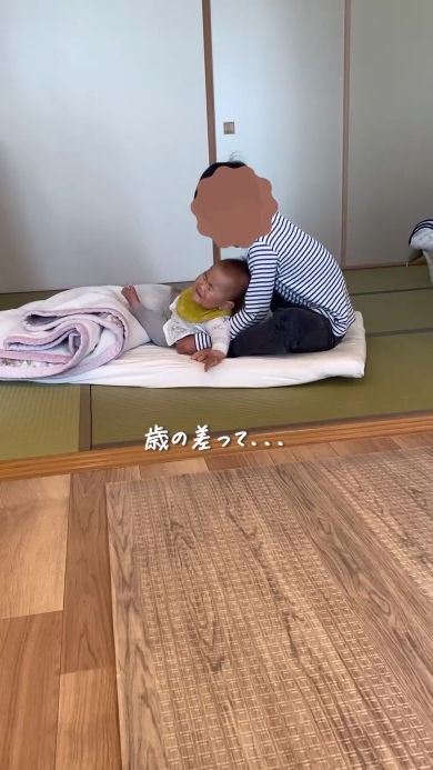 赤ちゃんを寝かしつける男の子