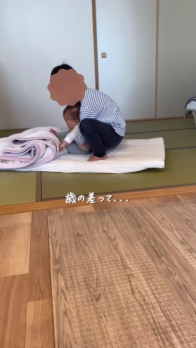 赤ちゃんを寝かしつける男の子