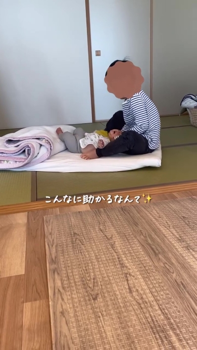 赤ちゃんを寝かしつける男の子