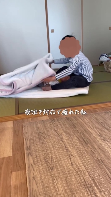 赤ちゃんを寝かしつける男の子