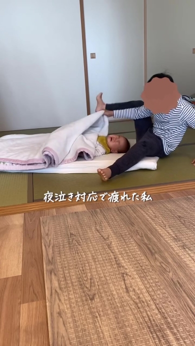 赤ちゃんを寝かしつける男の子