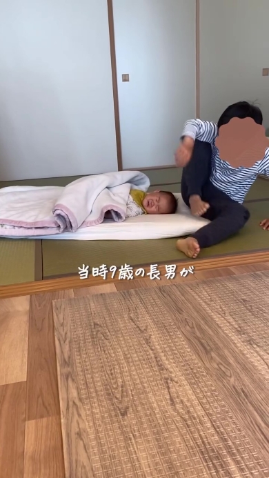 赤ちゃんを寝かしつける男の子
