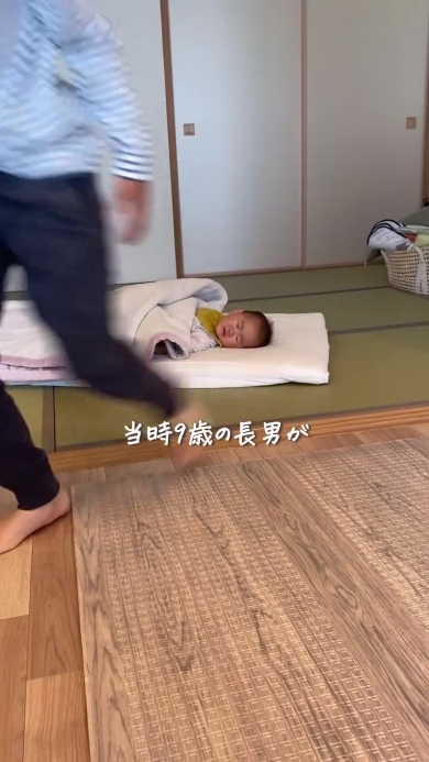 赤ちゃんから離れる男の子