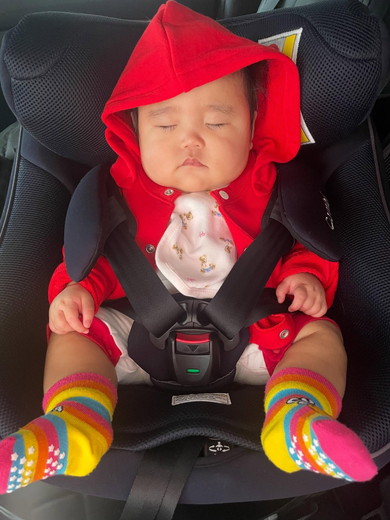 座っている赤ちゃんの写真