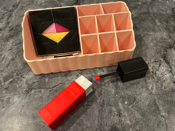 娘が大喜びした手作りの折り紙コスメ