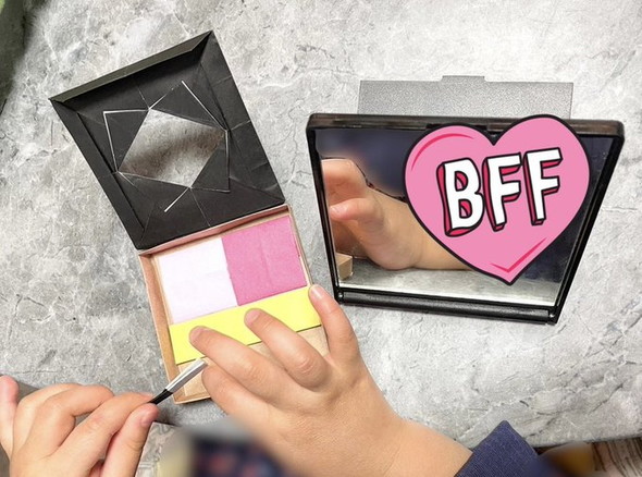 アイシャドウパレットは開閉もできる作り