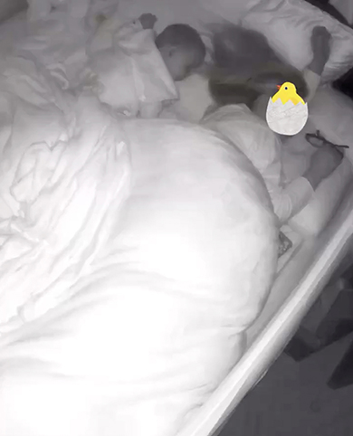 深夜に目を覚ました0歳娘